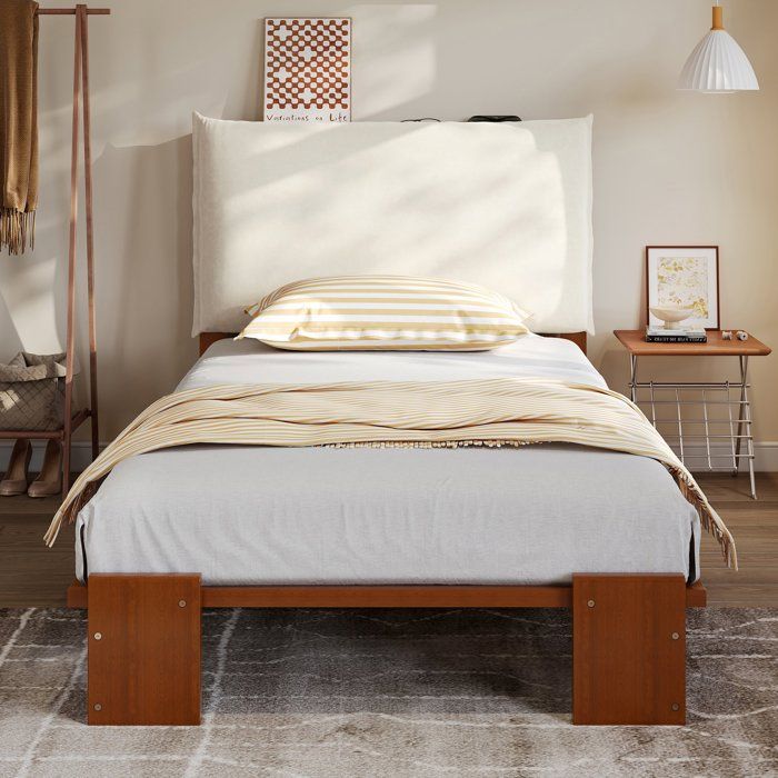 Lit capitonné 90x200 en pin mousse et contreplaqué avec sommier à lattes et pieds élargis marron foncé