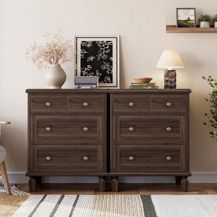 Commode vintage 4 tiroirs bois massif marron foncé poignées sculptées pieds fuselés grand rangement chambre salon entrée