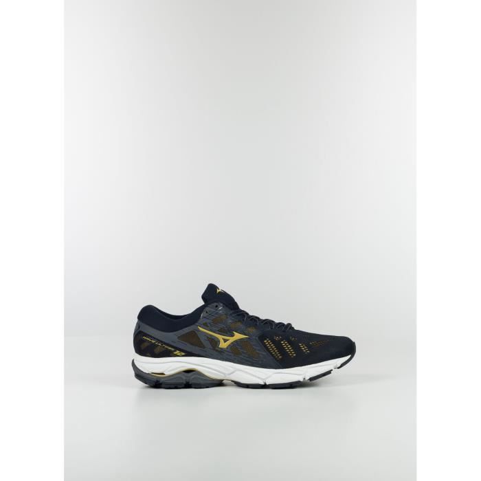 Scarpa da running progettata per medio-lunghe distanze. Ideale per runner neutri. Tomaia senza cuciture offre comfort