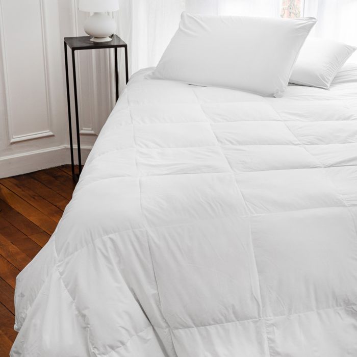 CASABEL Couette 140x200 Cm Grand Froid 700 GSM – Chaude Nuage, Anti-Acarien, Fibre Creuse Haute Qualité – Blanc