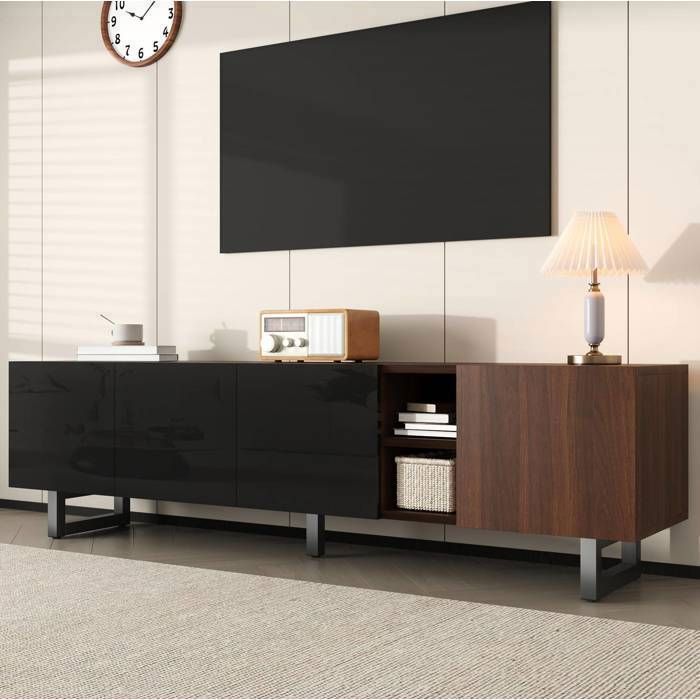 Meuble TV grand rangement 180cm–4 portes sans poignéesespaces ouverts et fermésMDF noir brillant et bois naturel180x38x50cm