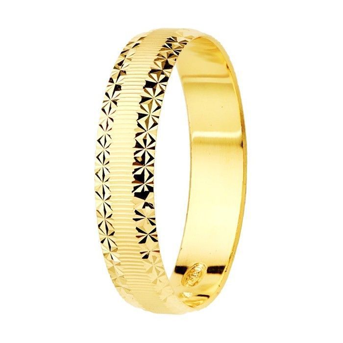 Alliance en or 9 carats avec une finition mate et des bords taillés en diamant de 4 mm de large.