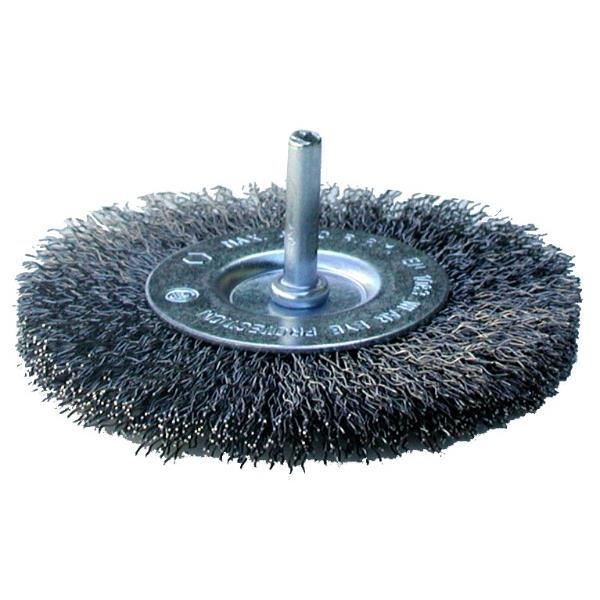 Mains Homme Avec Électrique Brosse Rotative Disque Métallique