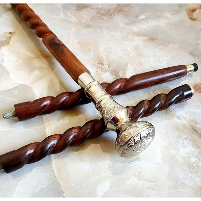 Gros plan sur un ancien thermomètre en métal rond avec le relevé en Gros plan sur un ancien thermomètre en métal rond avec le relevé en