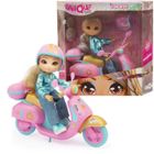 GIOCHI PREZIOSI UNIQUE EYES, Poupée de 25 cm - Amy, Avec leur regard qui te suit des yeux , avec Scooter, Jouet pour enfants dès 3 ans, MYM111