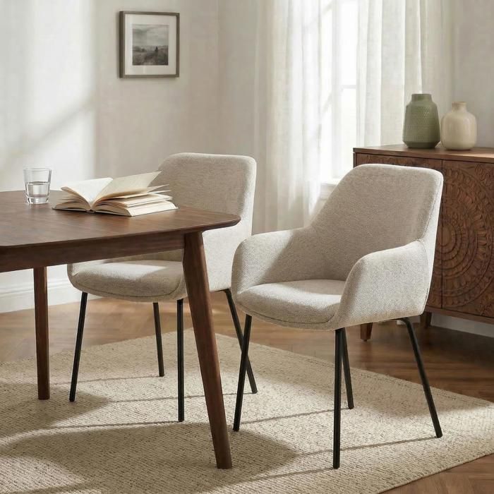 Lot de 2 Chaises de Salle à Manger TURSI en Tissu Beige Avec Accoudoirs Assise Rembourrée et Dossier Enveloppant Pieds en Métal Lot de 2 Chaises de Salle à Manger TURSI en Tissu Beige Avec Accoudoirs Assise Rembourrée et Dossier Enveloppant Pieds en Métal