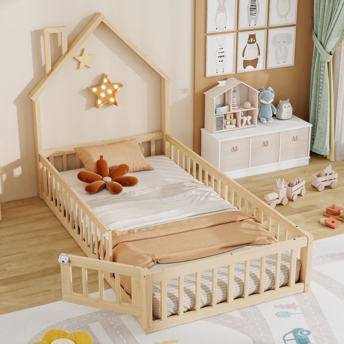 Lit de Sol 90 x 200 cm avec Porte ouvrable Lit cabane avec sommier à lattes lit enfants en bois de Pin naturel (sans Matelas) Lit de Sol 90 x 200 cm avec Porte ouvrable Lit cabane avec sommier à lattes lit enfants en bois de Pin naturel (sans Matelas)
