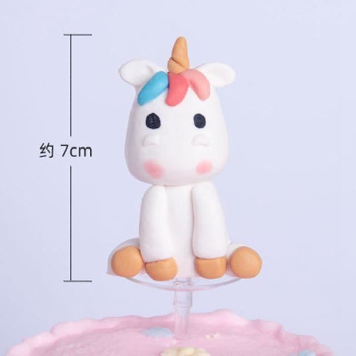 Rêves en arc-en-ciel et magie de Bluey pour l’anniversaire d’Anayah !, Ce gâteau pastel avec des papillons, des couleurs vives et les personnages préférés des enfants est parfait pour une fête