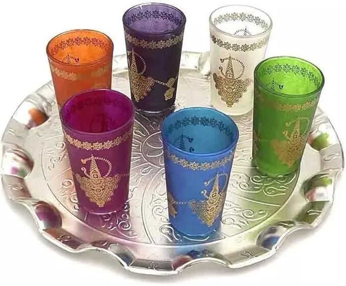 Verres célébration bleus. Verres à thé marocains décorés au henné