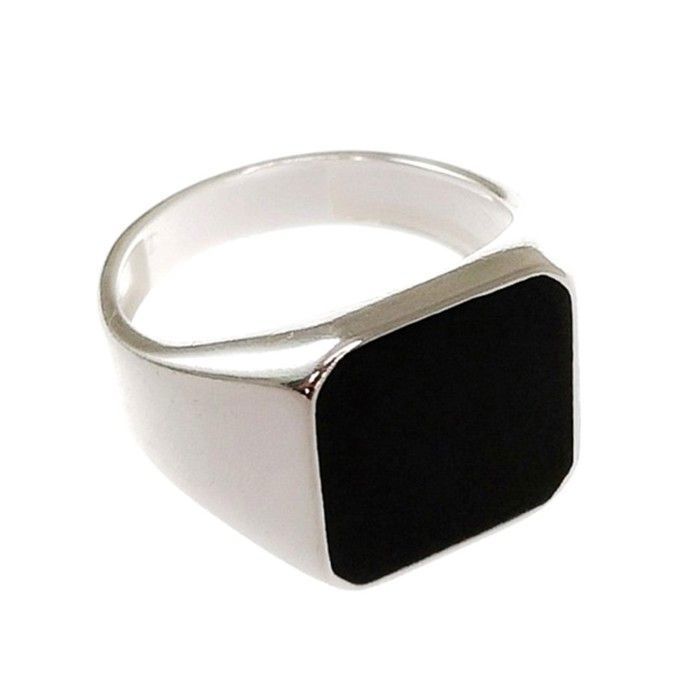 Chevaliere en argent massif 925 représentant une tête dhomme émail noir uni Chevaliere en argent massif 925 représentant une tête dhomme émail noir uni