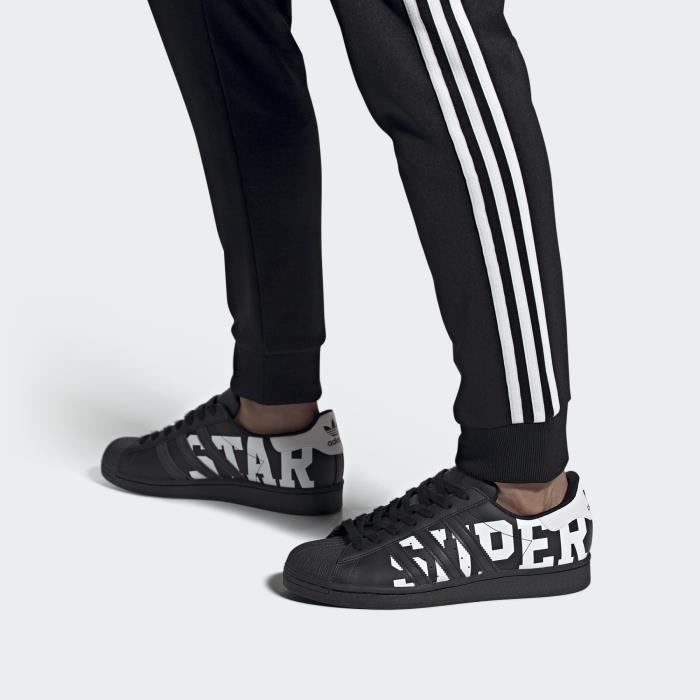 Signe avec un enorme SUPERSTAR imprime sur les cotes comme un panneau d affichage. Coupe reguliere. Fermeture en dentelle. Tige Noir Cdiscount Chaussures