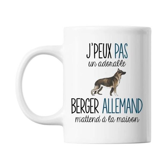 Gros Plan D'un Berger Allemand Assis Avec De Grandes Oreilles Et Des