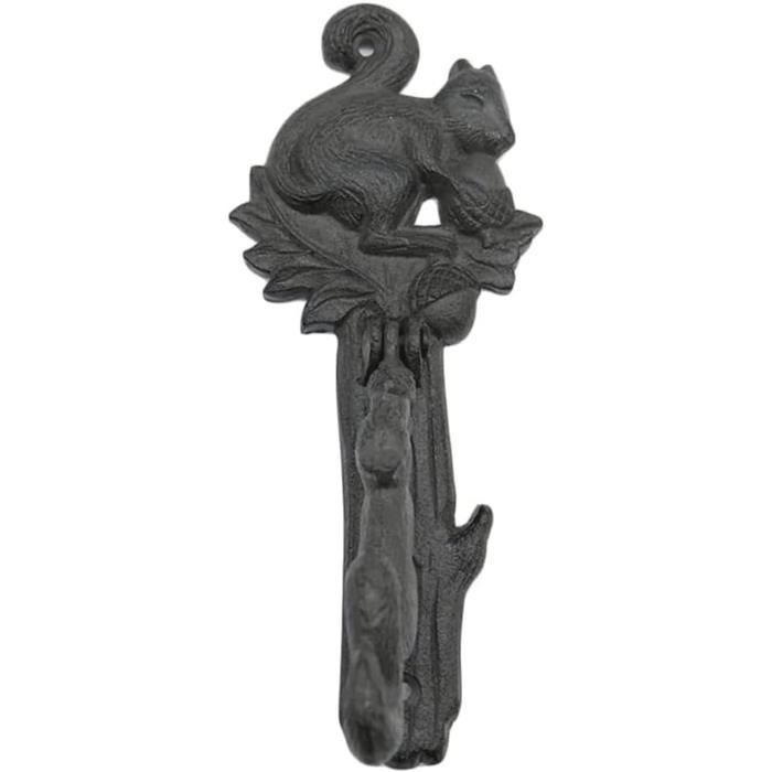 Ancien heurtoir de porte en forme de main et porte en bois historique Photo Stock - Alamy