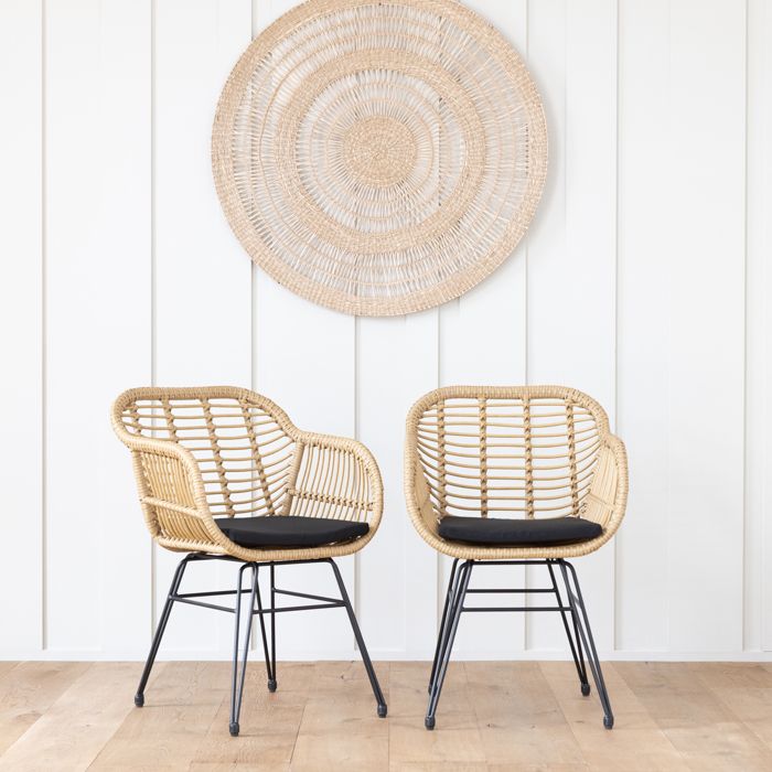 Lot de 2 fauteuils en rotin synthétique avec coussins CINTA Lot de 2 fauteuils en rotin synthétique avec coussins CINTA