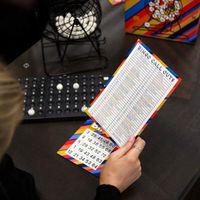 Talking Tables Kit De Bingo Classique - Roue Métal, 75 Boules, 18 Cartes, Jetons - Jeu De Société Pour Adultes Et Enfants