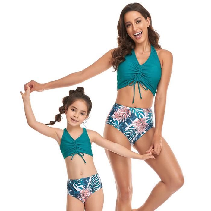 Fille en maillot de hotsell bain a la plage