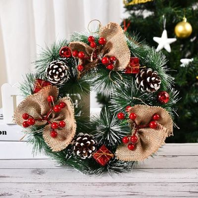 Couronne de Noël à suspendre, couronne de Noël pour porte d'entrée, guirlande de couronne artificielle à suspendre avec nœud et panneau Merry Christmas pour décorations de Noël, décoration de porte et