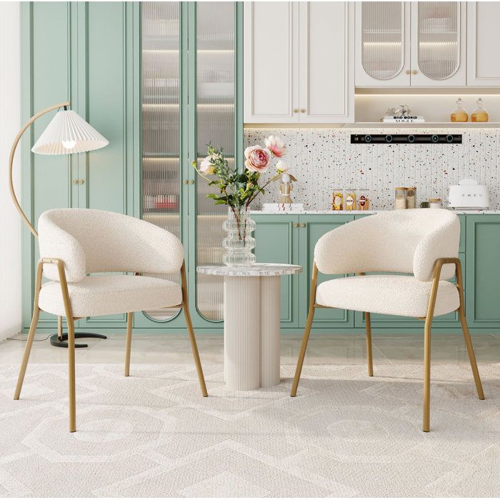Lot de 2 chaises de salle à manger blanches 61 x 56 x 78 cm avec accoudoirs pieds métal dorés mousse haute densité
