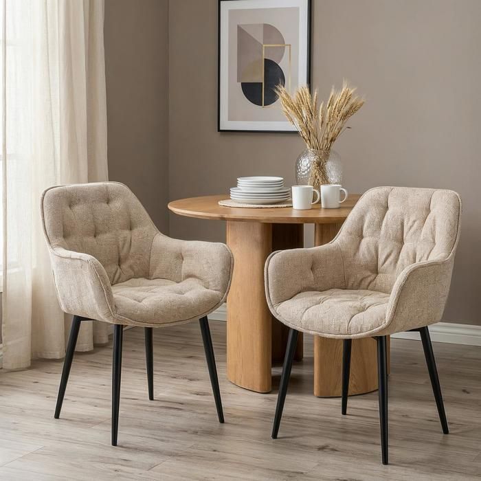 Lot de 2 Chaises de Salle à Manger ARDEN en Tissu Beige Avec Accoudoirs Assise Capitonnée Rembourrée et Dossier Enveloppant Lot de 2 Chaises de Salle à Manger ARDEN en Tissu Beige Avec Accoudoirs Assise Capitonnée Rembourrée et Dossier Enveloppant