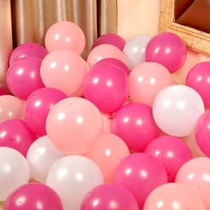 Photo de fête avec des ballons blancs, roses, l'espace libre pour des  inscriptions. Balles de fond blanc, rose, blanc. Concept de vacances Photo  Stock - Alamy