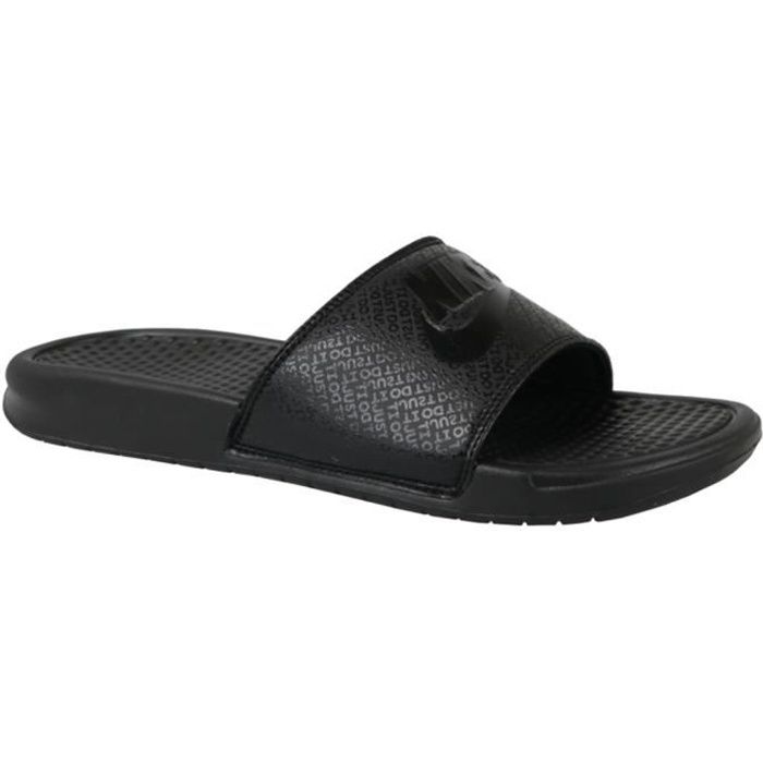 claquette nike benassi noir et blanc