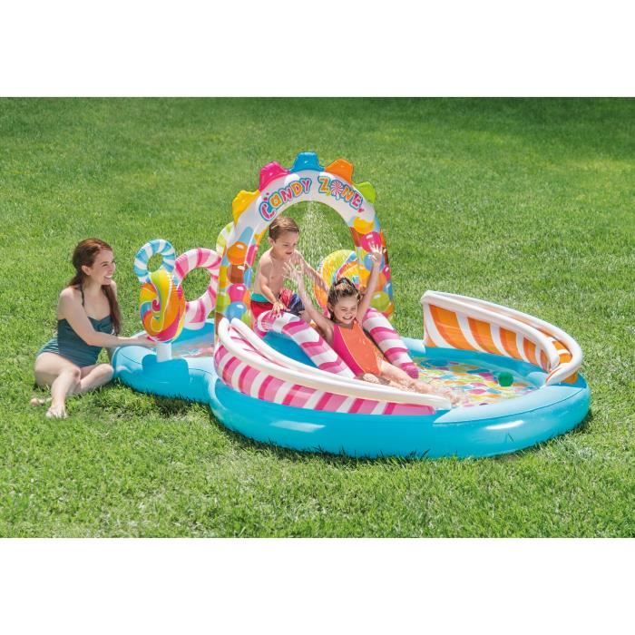 Un Anneau Gonflable De Natation En Forme De Beignet Sur Une Plage De