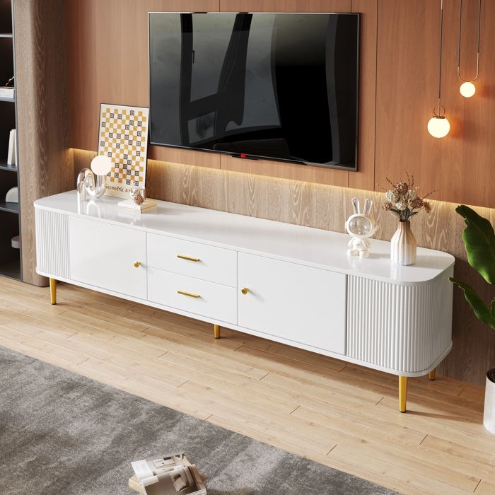 Meuble TV Blanc Moderne 170 cm avec 2 Tiroirs et 2 Portes – Coins Arrondis Finition Ondulée Poignées et Pieds Dorés Meuble TV Blanc Moderne 170 cm avec 2 Tiroirs et 2 Portes – Coins Arrondis Finition Ondulée Poignées et Pieds Dorés