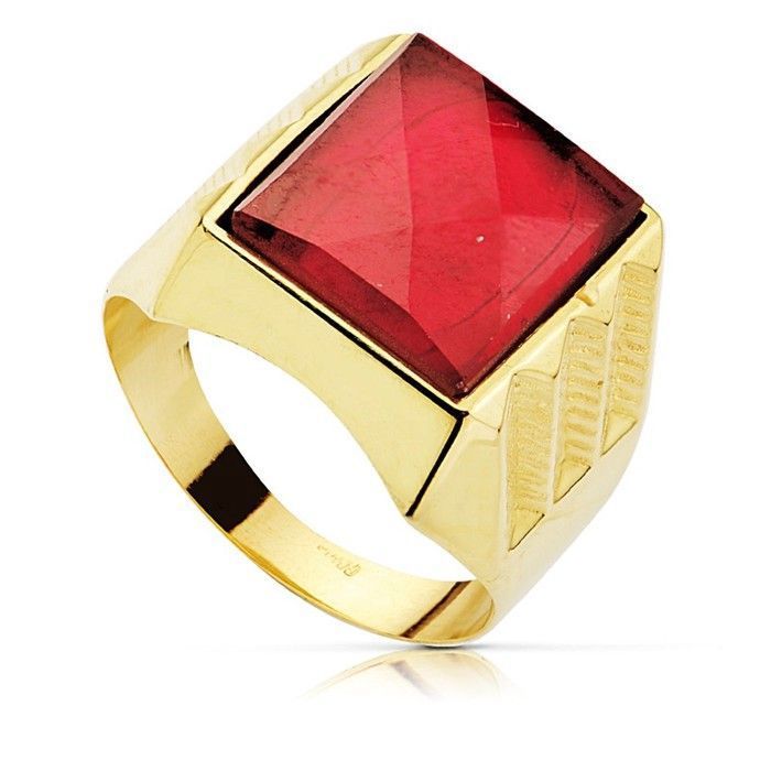 Chevaliere en or 18 carats avec pierre spinelle rouge au centre 14 x 12 mm.