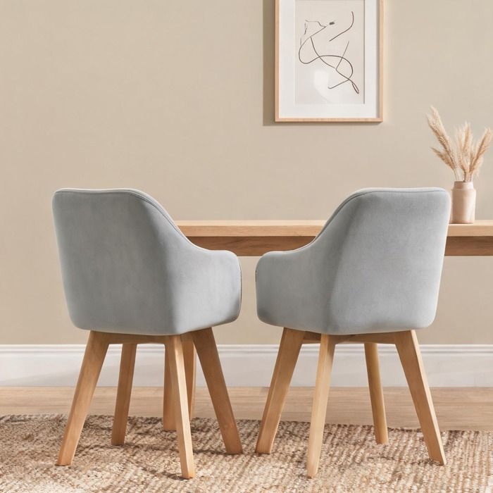 Lot de 2 chaises de salle à manger grises avec accoudoirs en polyester aspect velours et pieds en bois massif 54 x 57 x 80 cm