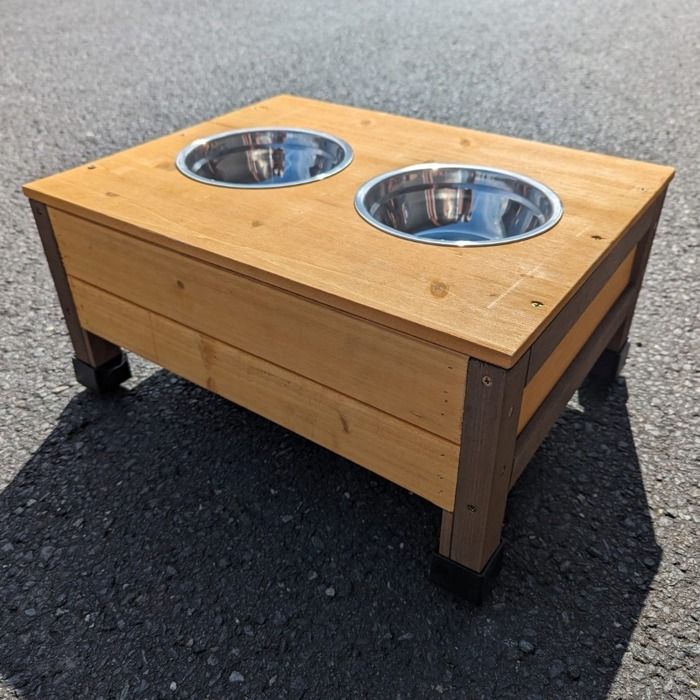 Comparer les prix de Support De Gamelle Surélevé En Bois Pour Niche Extérieur