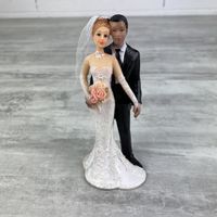 Couple mariés mixte se tenant la main, Figurine Femme blanche et homme Métisse en résine, haut. 12,7 cm - Unique