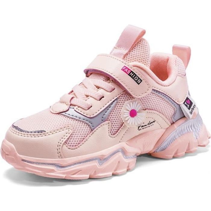 la fille aux baskets roses