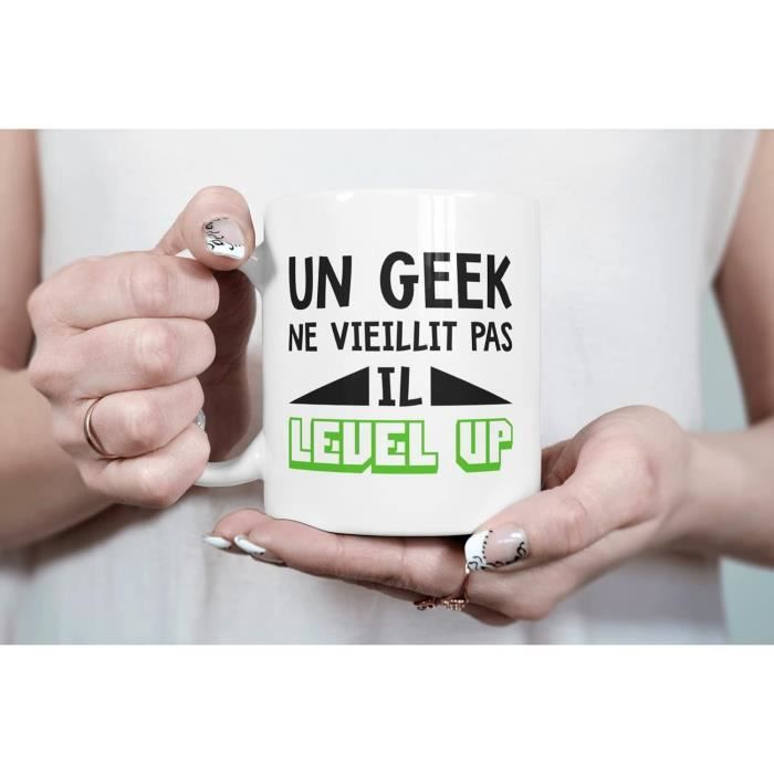 Mug Un Geek Ne Vieillit Pas Il Level Up - Idée Cadeau Collègue - Humour  Adolescent Couple Saint Valentin - Gadget Homme - Ann[u1609] - Cdiscount  Maison