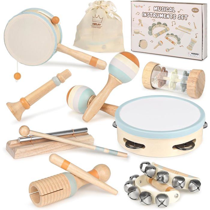 Instruments en bois sur grande table, musique Montessori, instruments