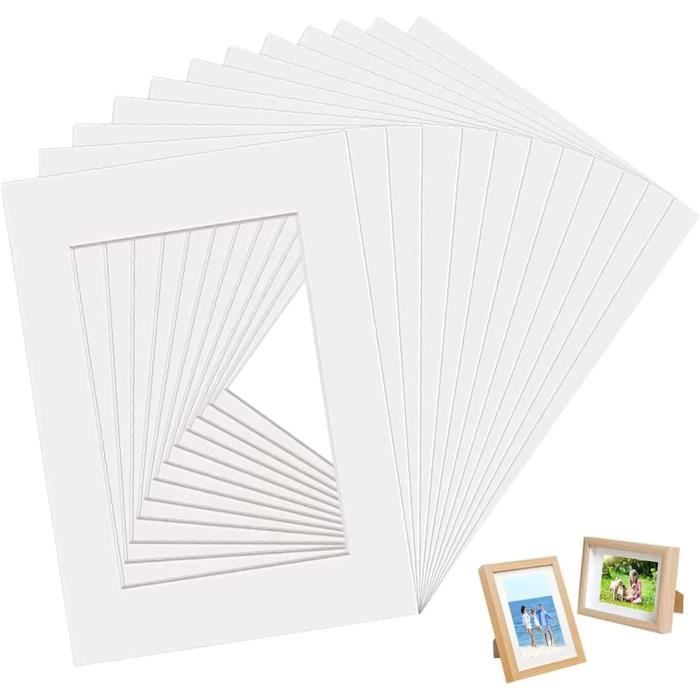 ROEOWENE 30pcs Cadre Photo En Papier Kraft DIY Cadre Photo à Suspendre 10x15 Présentoir Photo Cadre En Carton A Decorer Avec 30 Pinces Bois,Cordes Support Accrocher Photos Pour Décoration Murale-Blanc