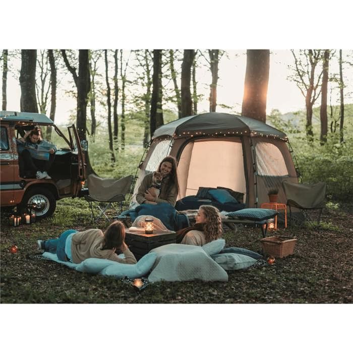 La tente de camping Easy Camp Moonlight Yurt est une toile de tente en polyester composée de 1 chambre pouvant accueillir 6 personn