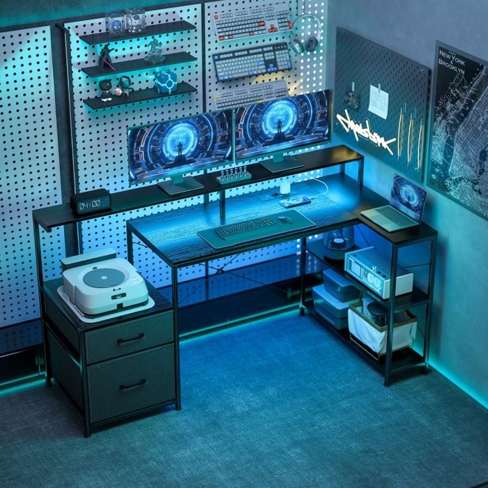 Bureau gaming en L avec éclairage LED prises électriques et support double écran 165 x 80 x 915 cm aspect bois noir.