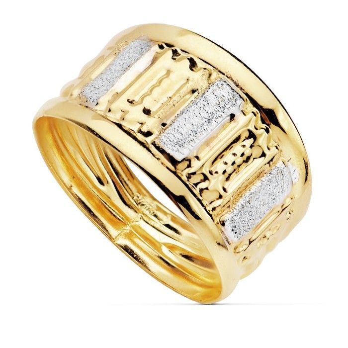 Bague en or bicolore 18 carats sculptée largeur maximale de la tête 10 mm.