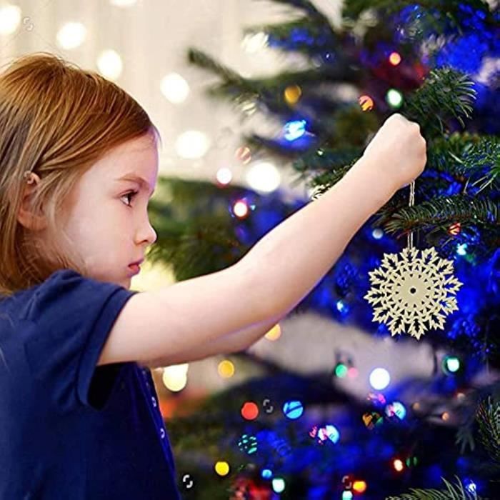 Décoration De Noël Avec Le Coeur Et Les Cônes En Bois Sur La Neige Dans Un Style Rustique