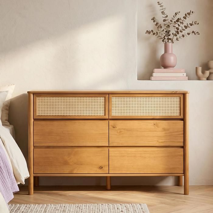 Commode CEFIRA en Bois Massif Coloris Chêne 6 Tiroirs Meuble de Rangement à Vêtements Façade en Rotin Style Bohème Commode CEFIRA en Bois Massif Coloris Chêne 6 Tiroirs Meuble de Rangement à Vêtements Façade en Rotin Style Bohème