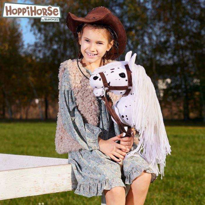HOPPIHORSE Sport Edition – Cheval Bâton édition Compétition, Bride Réglable, Sangle, Queue Amovible, Poignée Silicone – Boîte Cadeau