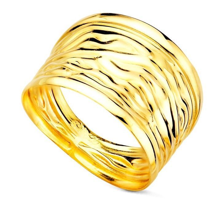 Bague en or 9 carats avec finition estampée et une largeur maximale de 13 mm.