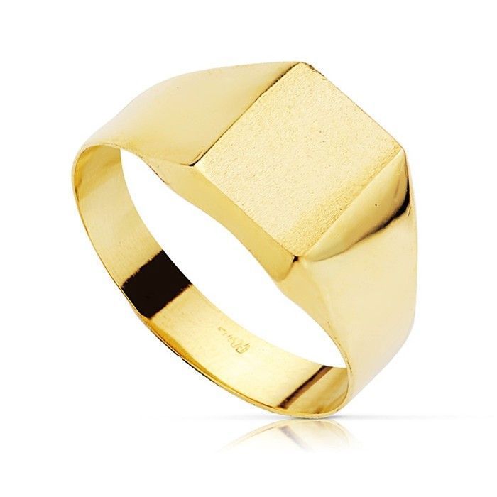 Chevaliere en or 18 carats creux lisse 10x8mm. Chevaliere en or 18 carats creux lisse 10x8mm.