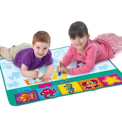 AquaDoodle Tomy - Tapis Classique 4 Couleurs T72372, Tapis de Dessin à Eau, Coloriage Géant, Tapis d'Éveil Adapté aux Enfants dès 18 Mois | Votre wishlist sur