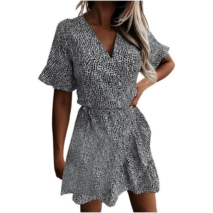 Robe fourreau pour femme Trina Turk avec détail torsadé portée par