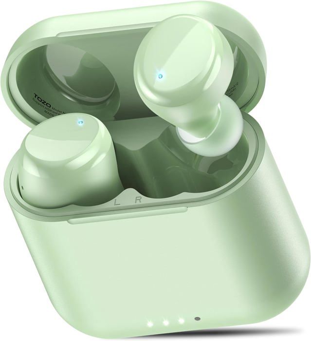 Casque intra-auriculaire sans fil avec étui sur fond rose à plat