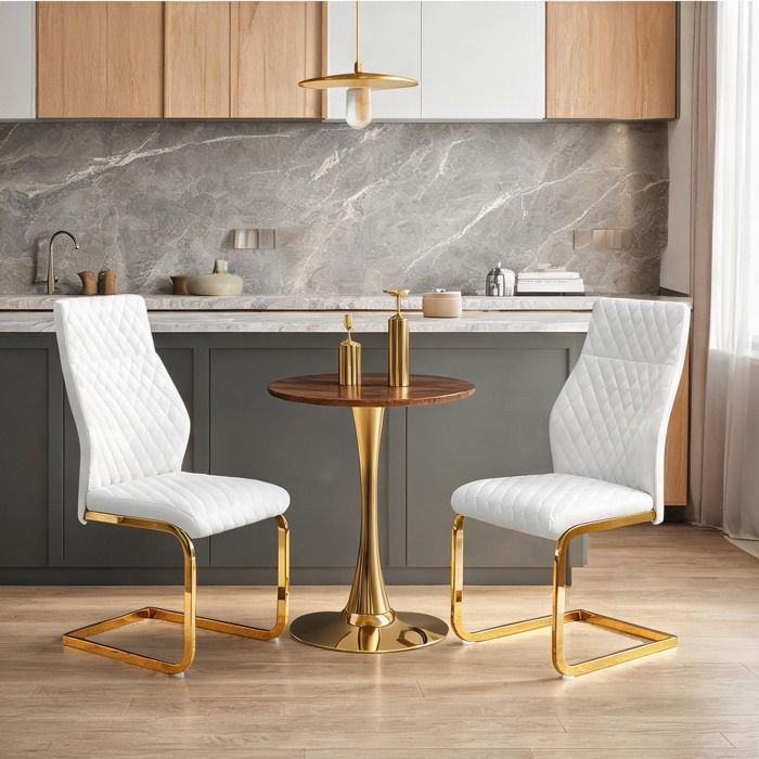 Set de table et chaises design – Table ronde MDF noyer Ø60 cm avec piètement doré + 2 chaises blanches effet matelassé coin repas