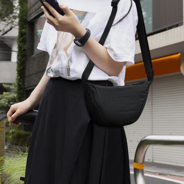 Sac Bandoulière Femme Sac à Bandoulière En Forme De Demi-lune Camel Et Beige Mini Kaos Icon | TOUS Sac Bandoulière Beige Femme