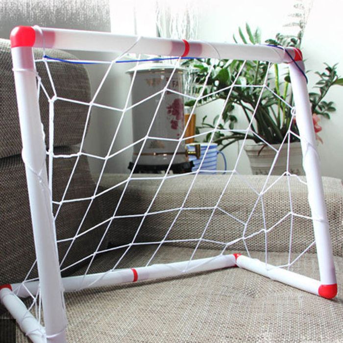 Assembler un but de football pour enfants et un filet de football