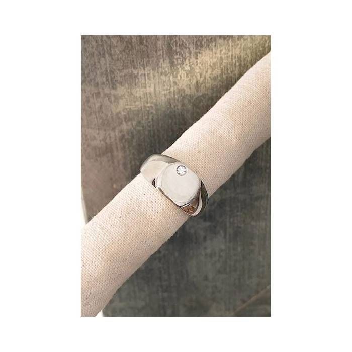 An homage to Carolina Herrera, this look features a crisp white